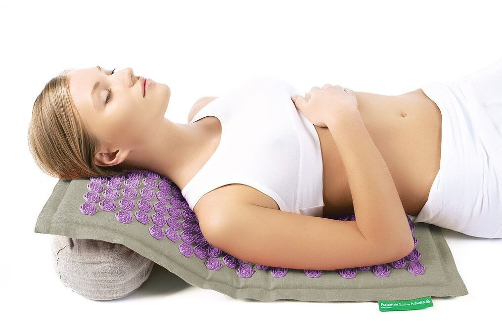 Апликатор игле ће помоћи у борби против остеохондрозе цервикалне кичме